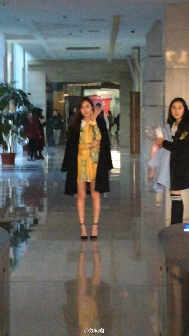 [PIC][16-12-2015]Jessica khởi hành đi Trường Sa - Trung Quốc để ghi hình cho chương trình "Ngày ngày tiến lên" vào tối nay CWbD50UVAAAx3m7