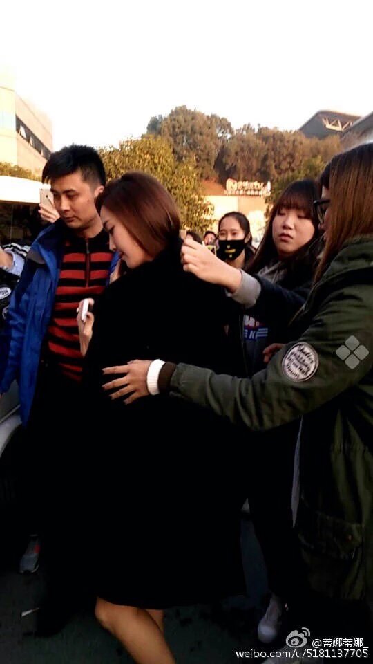 [PIC][16-12-2015]Jessica khởi hành đi Trường Sa - Trung Quốc để ghi hình cho chương trình "Ngày ngày tiến lên" vào tối nay CWbD8NIUEAAChIZ