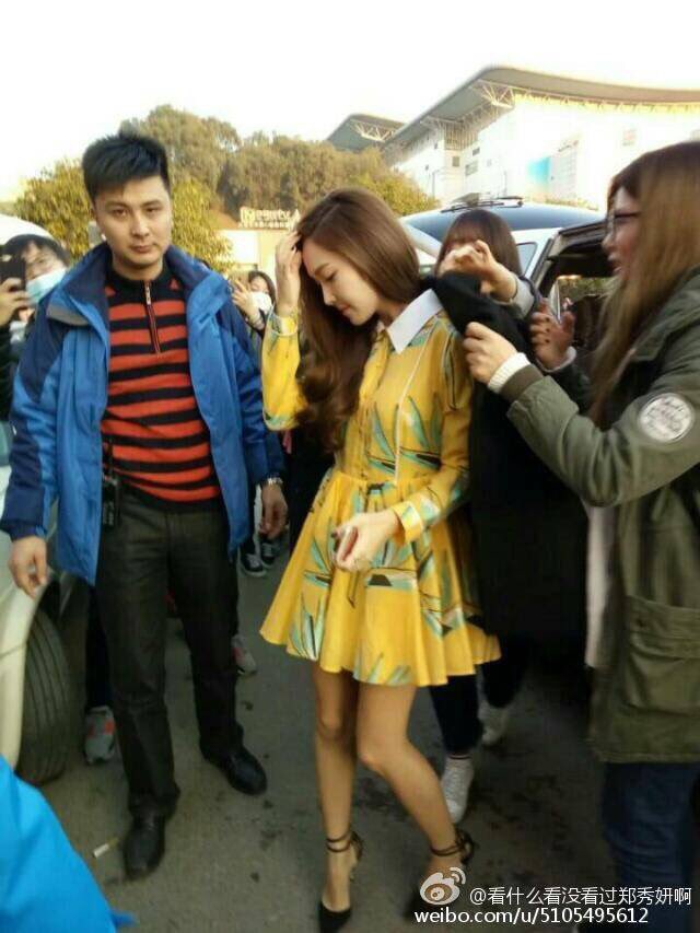 [PIC][16-12-2015]Jessica khởi hành đi Trường Sa - Trung Quốc để ghi hình cho chương trình "Ngày ngày tiến lên" vào tối nay CWbD8zrU4AA6NBE