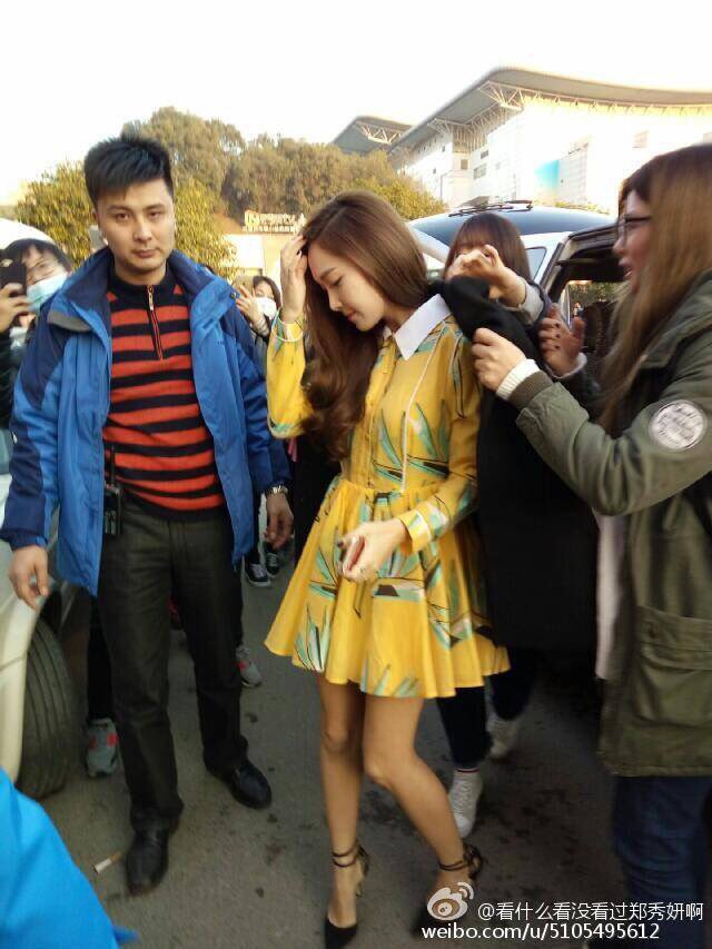 [PIC][16-12-2015]Jessica khởi hành đi Trường Sa - Trung Quốc để ghi hình cho chương trình "Ngày ngày tiến lên" vào tối nay CWbD9TbUwAACJTU