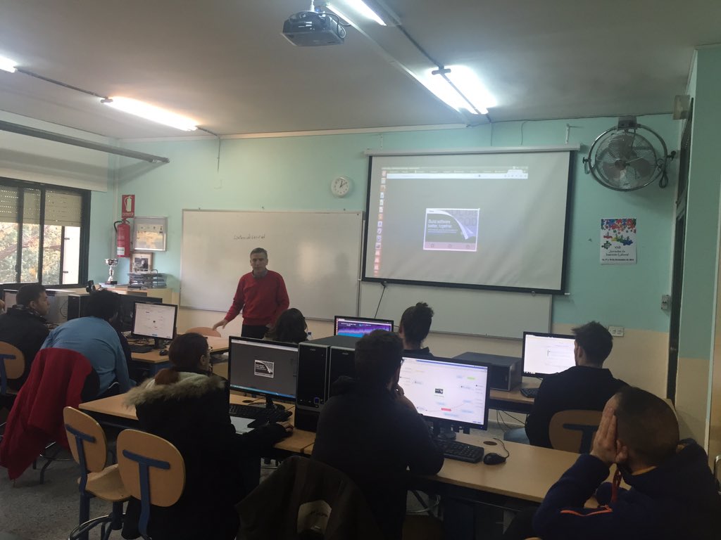claramefo's tweet image. Taller de #socialcoding  con @paulinohuerta en #JILPSur para alumnado de #ciclo #DAW @IesPSur