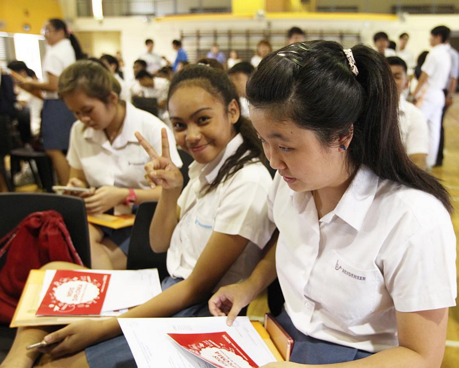 ChannelNewsAsia's tweet photo. “Continue to strive for what inspires you”: PM Lee to those who got their #NLevel results https://t.co/319UfZEzin https://t.co/V4RaSLrwl5