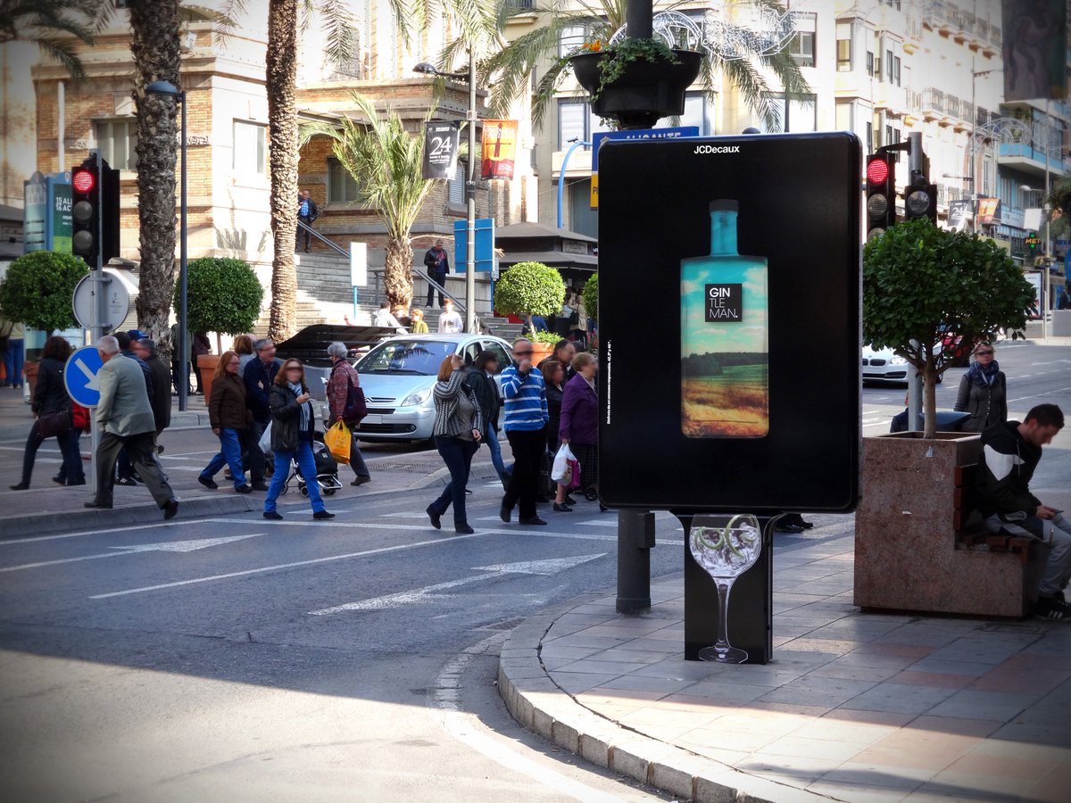 JCDecaux_ES's tweet photo. Los soportes más "ginsters" llegan a Alicante. #gintlemantour https://t.co/0ZQz8dCuXn