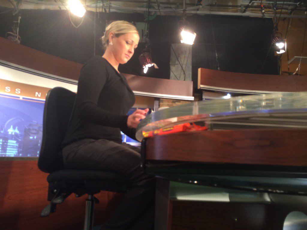 EdDrantch's tweet image. #anchorproblems Reese&apos;s hidden in the crack in the desk.  YUM! @KatieMorseNews