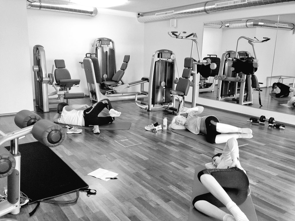 AbiOkell's tweet photo. Morning Pilates sesh with @knight_millie @Kellygallagher @mennafitzski #hipcontrol #Thxmobility #skiphysio #psgb https://t.co/4h7HOqh7Zv