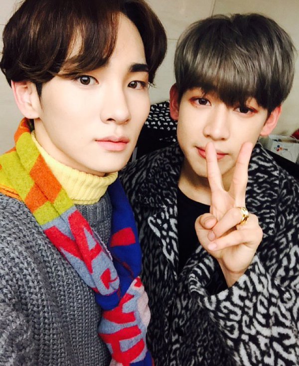 KONGKHWAN's tweet photo. แม่ลูกเค้าเจอกันทีนี่ ถ่ายลงกันใหญ่เลยนะ #KeyBam #GOT7 #SHINee https://t.co/HJnOZ4Gupz