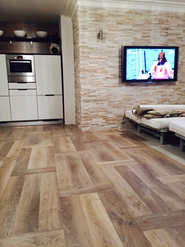 ClewarthW's tweet photo. Nice design of @KarndeanFloors  Knight tile 3 planks basket weave on underfloor heating. https://t.co/h3Jb01JZym