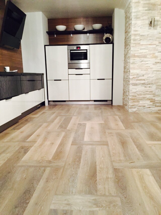 ClewarthW's tweet photo. Nice design of @KarndeanFloors  Knight tile 3 planks basket weave on underfloor heating. https://t.co/h3Jb01JZym