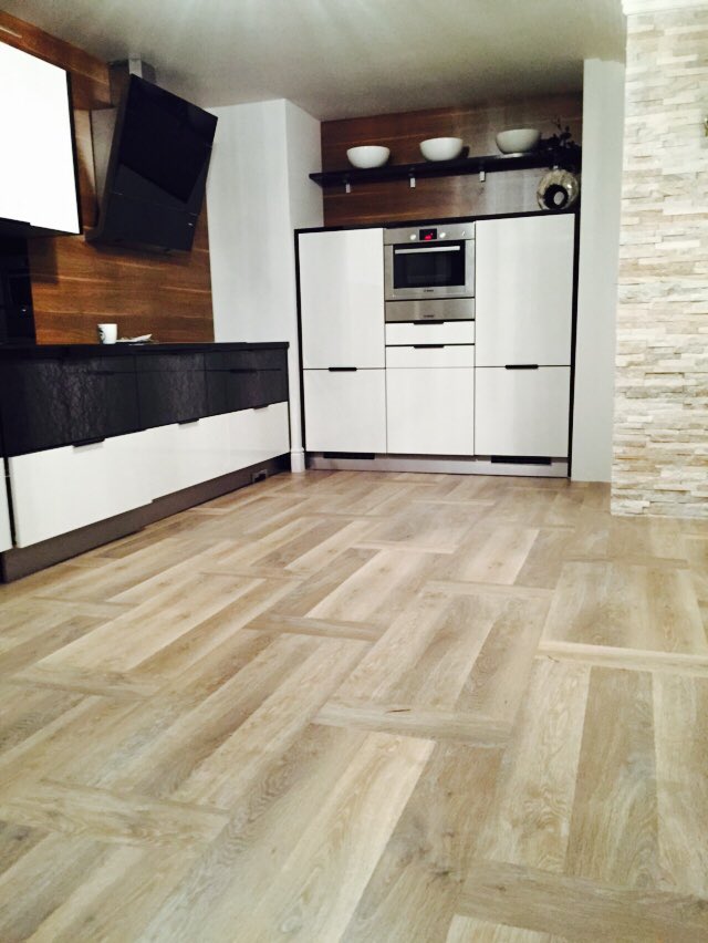 ClewarthW's tweet photo. Nice design of @KarndeanFloors  Knight tile 3 planks basket weave on underfloor heating. https://t.co/h3Jb01JZym