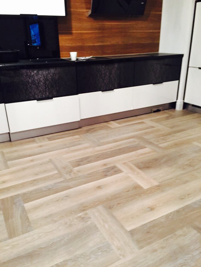 ClewarthW's tweet photo. Nice design of @KarndeanFloors  Knight tile 3 planks basket weave on underfloor heating. https://t.co/h3Jb01JZym