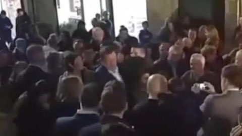 Sr_Dios's tweet photo. Hace unos días este chaval con inteligencia le hizo perder a Rajoy 100.000 votos. Ayer este imbécil se los devolvió. https://t.co/NAtFS4ewWh