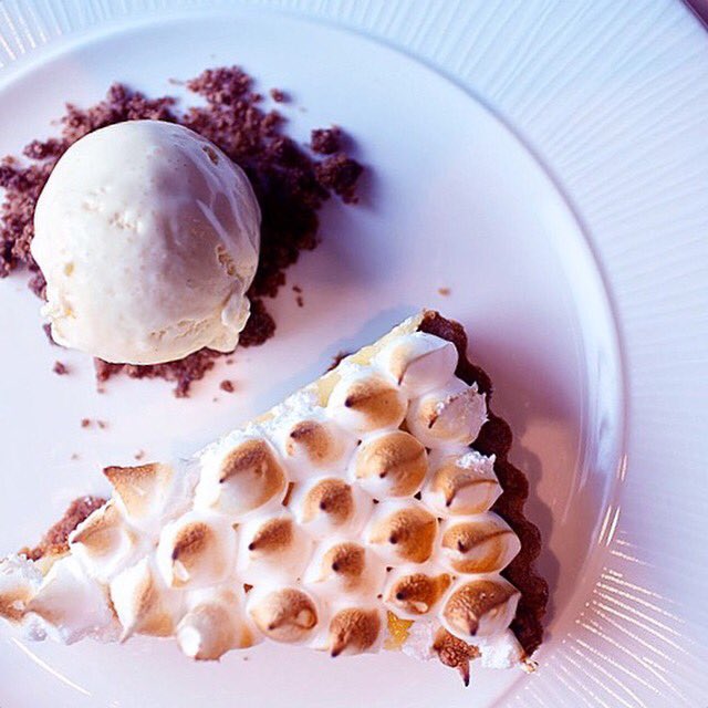 IRobertLondon's tweet photo. It's time to pamper yourself! 🐰 #icecream #dessert #merengue #novikov https://t.co/CCz9gPQhES
