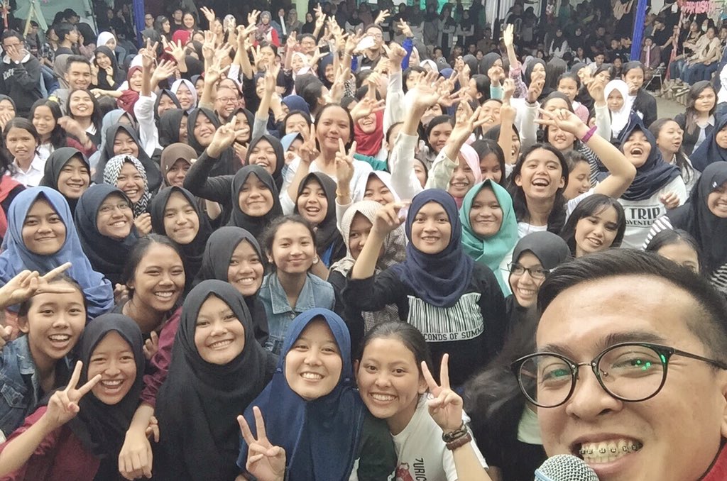 agiginandjar's tweet photo. Terima Kasih SMAN 1 Cimahi

#SelamatTinggalCinta 
#ITunes https://t.co/p6cz7aQu30
#Video di https://t.co/WljT3zF7Hi https://t.co/TuEiY7Nvf0