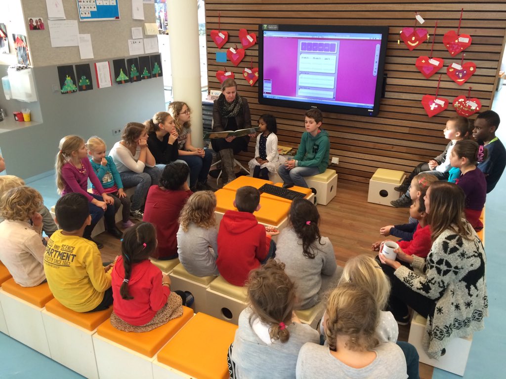 Vandaag voorleescircuit! Alle leerlingen mogen zelf kiezen bij welke leerkracht ze naar een Kerstverhaal luisteren.