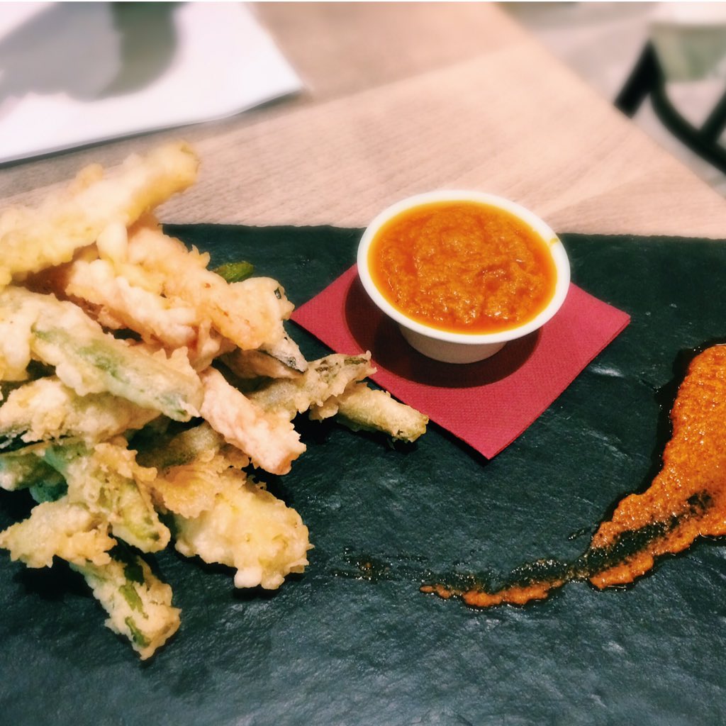 Vamos abriendo boca con esta tempura de verduras y salsa romesco, riquísima! #elclassicbcn #barcelona #gastronomia