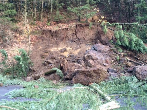 BrianWoodTV's tweet photo. A new round of heavy weather. A new round of landslide warnings #LiveOnK2 this morning. #PDXtest #ORwx https://t.co/5x6BG856u5