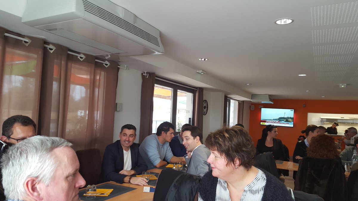 gepa_aix's tweet photo. Table ouverte externalisée entre une trentaine entreprises du @gepa_aix et #APAE d'#Eguilles au #SetHome https://t.co/IQNEACHQmP