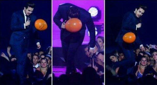 scorinthiwns's tweet photo. aprenda a ser normal numa gravação de dvd com luan santana  #UmAnoDVDAcusticoLS https://t.co/DaIRPBDzBn