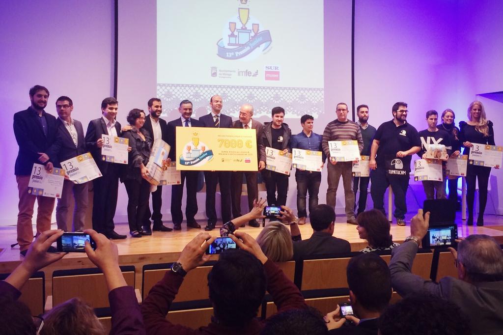 objetivo50films's tweet photo. Foto de familia con los finalistas de #13PremioJunior de @malagaimfe con el realizador @rakeshbnarwani y el ganador https://t.co/r36CL6V4oN
