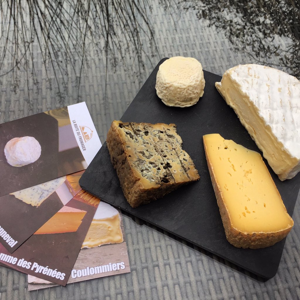 boitedufromager's tweet image. Le plateau de Décembre est arrivé! 😀 Plus qu'à ouvrir une bouteille de vin blanc pour déguster tout ça!!! #fromage