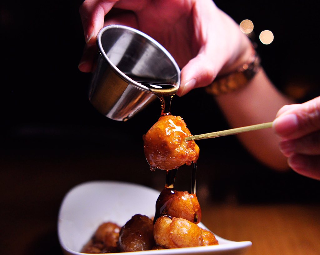 ps450nyc's tweet photo. Happy #NationalMapleSyrupDay! 😄 Come in for #HappyHour and enjoy our tasty Chicken &amp; Waffle Bites at #PS450 🍴 https://t.co/w2vzgR9mSX
