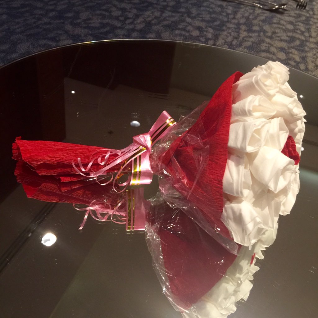 mainedcm's tweet image. Made this bouquet of tissue roses because.... tengga 😜 I am so proud of myself! #artsandcraftsbymaine #lol
