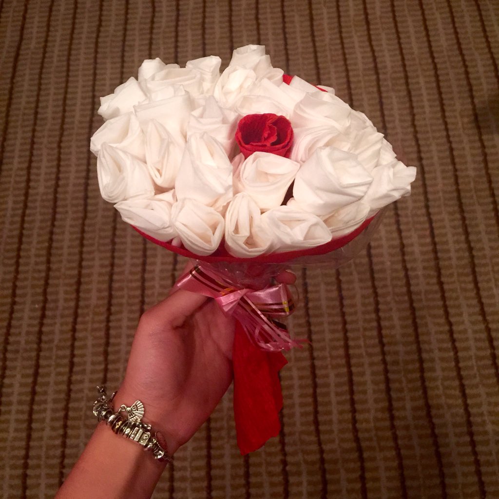 mainedcm's tweet image. Made this bouquet of tissue roses because.... tengga 😜 I am so proud of myself! #artsandcraftsbymaine #lol