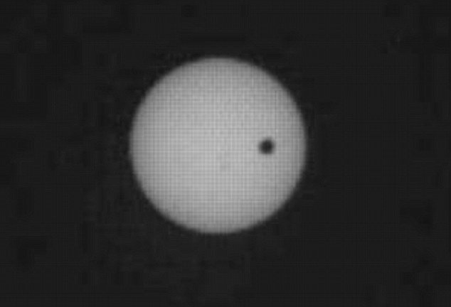 Ini bukan transit Venus lho...
Ini adalah Deimos sedang lewat di depan piringan matahari dilihat dari permukaan Mars