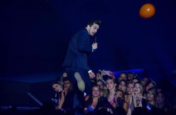 luanmofa's tweet photo. Um ano sem balões no recinto, especialmente alaranjados  #UmAnoDVDAcusticoLS https://t.co/U4ofKUEfeW
