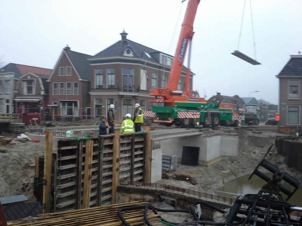 Werkzaamheden aan de Tolhuisbrug in Joure in volle gang. Zowel de breedte als de doorvaarthoogte worden verbeterd.