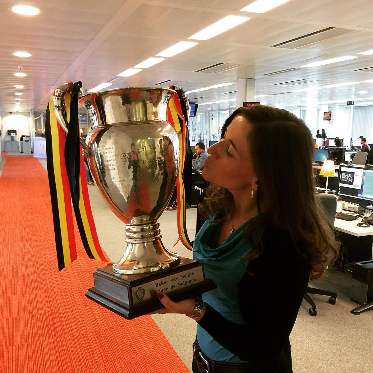 La Coupe de Belgique est arrivée à RTL House. Merci au <a href="/ClubBrugge/">Club Brugge KV</a> de nous l'avoir prêtée pour la soirée ! #CrokyCup