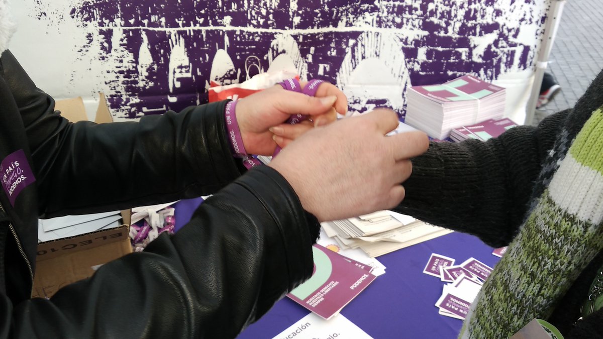 PodemosSa's tweet photo. #Salamanca, #CallesMoradas y sonrisas. Se palpa en el ambiente, #PodemosRemontada. El #20D: #UnPaísContigo. https://t.co/s1cdcHR1Al