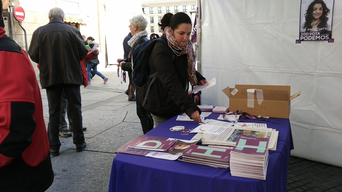 PodemosSa's tweet photo. #Salamanca, #CallesMoradas y sonrisas. Se palpa en el ambiente, #PodemosRemontada. El #20D: #UnPaísContigo. https://t.co/s1cdcHR1Al