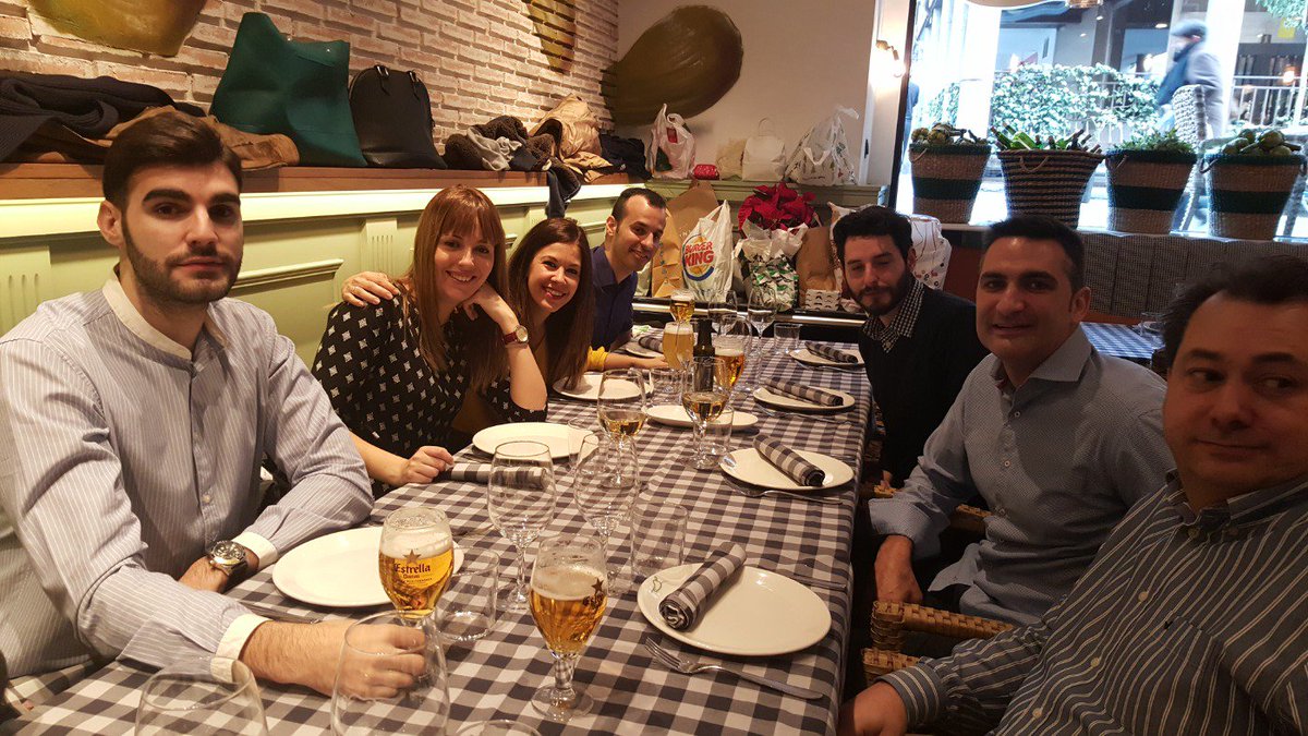 Janalirium's tweet photo. Nos van a echar #HMnavidad2015 https://t.co/7bcuO4StCC
