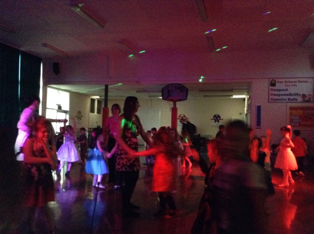 sunnyfieldsHT's tweet photo. KS1 Xmas party!!!! https://t.co/b18HuTCkZu