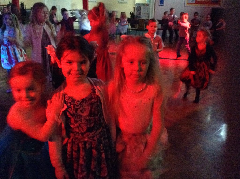 sunnyfieldsHT's tweet photo. KS1 Xmas party!!!! https://t.co/b18HuTCkZu