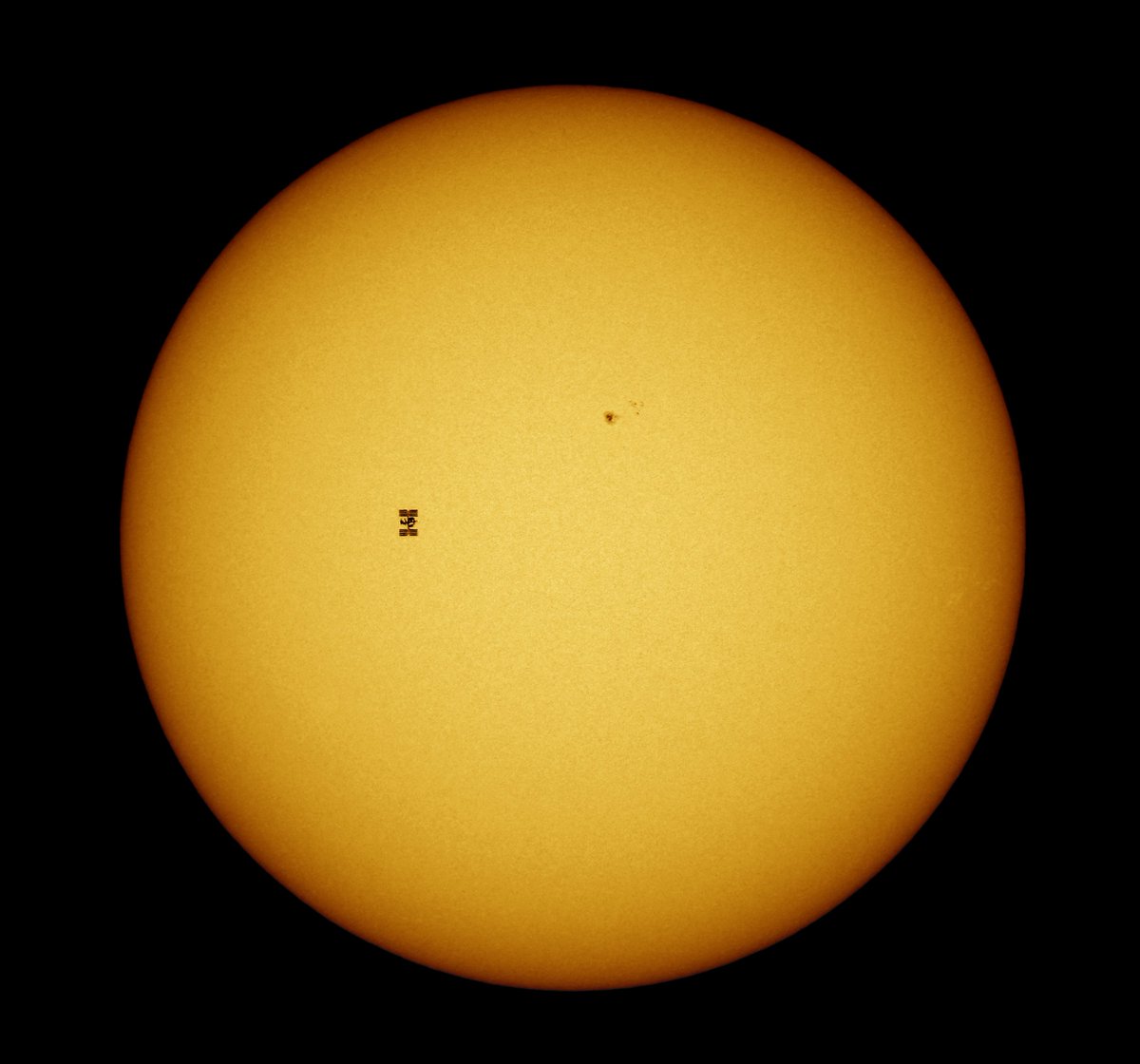 Bisa lihat benda hitam kecil di piringan matahari? Itu adalah ISS sedang transit di depan piringan matahari.