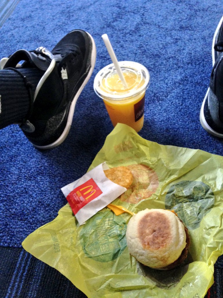 CAStoinev's tweet image. @McDonalds Bfast makes EVERYTHING better! #LiterallyEverything