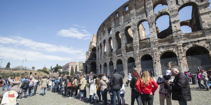 #Colosseo, centurioni e urtisti bloccano l'ingresso per 30 minuti  romacapitalenews.com/colosseo-centu…