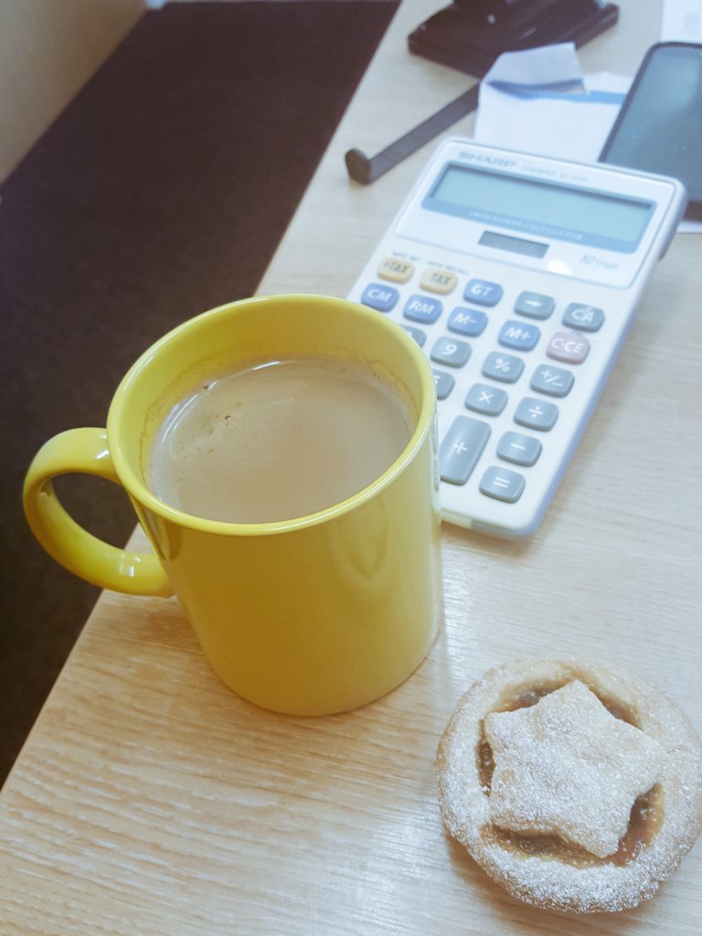 MichaelWDVLL's tweet photo. Getting that time of year in the office! @WoodvilleAcc #mincepie #christmascountdown https://t.co/XsAYGiV7bz