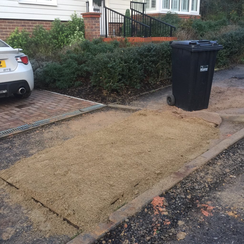 bbbannister's tweet photo. @only_ME1979 @bovishomes @CrestNicholson Dumped sand on our hole yesterday, nice one! News story? @BBCSussex https://t.co/MvhaW9W13c
