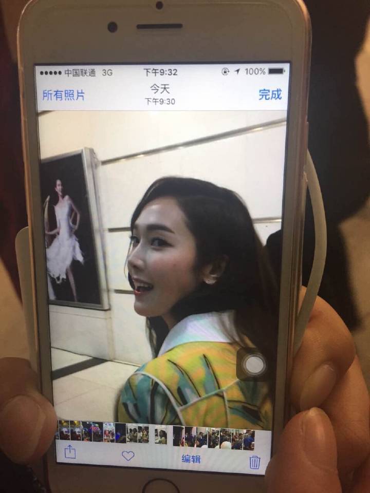 [PIC][16-12-2015]Jessica khởi hành đi Trường Sa - Trung Quốc để ghi hình cho chương trình "Ngày ngày tiến lên" vào tối nay CWbv_qfUsAAUk16