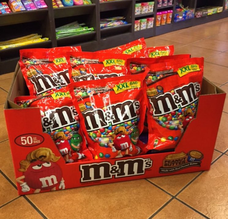 mrsimmssth's tweet photo. XXL 1.4kg bag of peanut butter M&amp;Ms! 😍🇺🇸🎁 £19.99 in our store, retailing for £39.99 on Amazon 😜👏🏼🎄🎁 https://t.co/6GxjWS9bvj