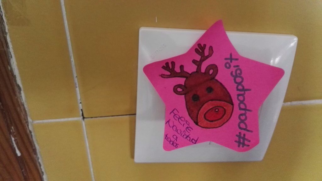 GuadalupeFdez's tweet photo. @happy_postit , mensajes positivos navideños entregados por mis pedazo alumnos.  #papaposit #culturaemprendedora https://t.co/RVXVV4gGO4