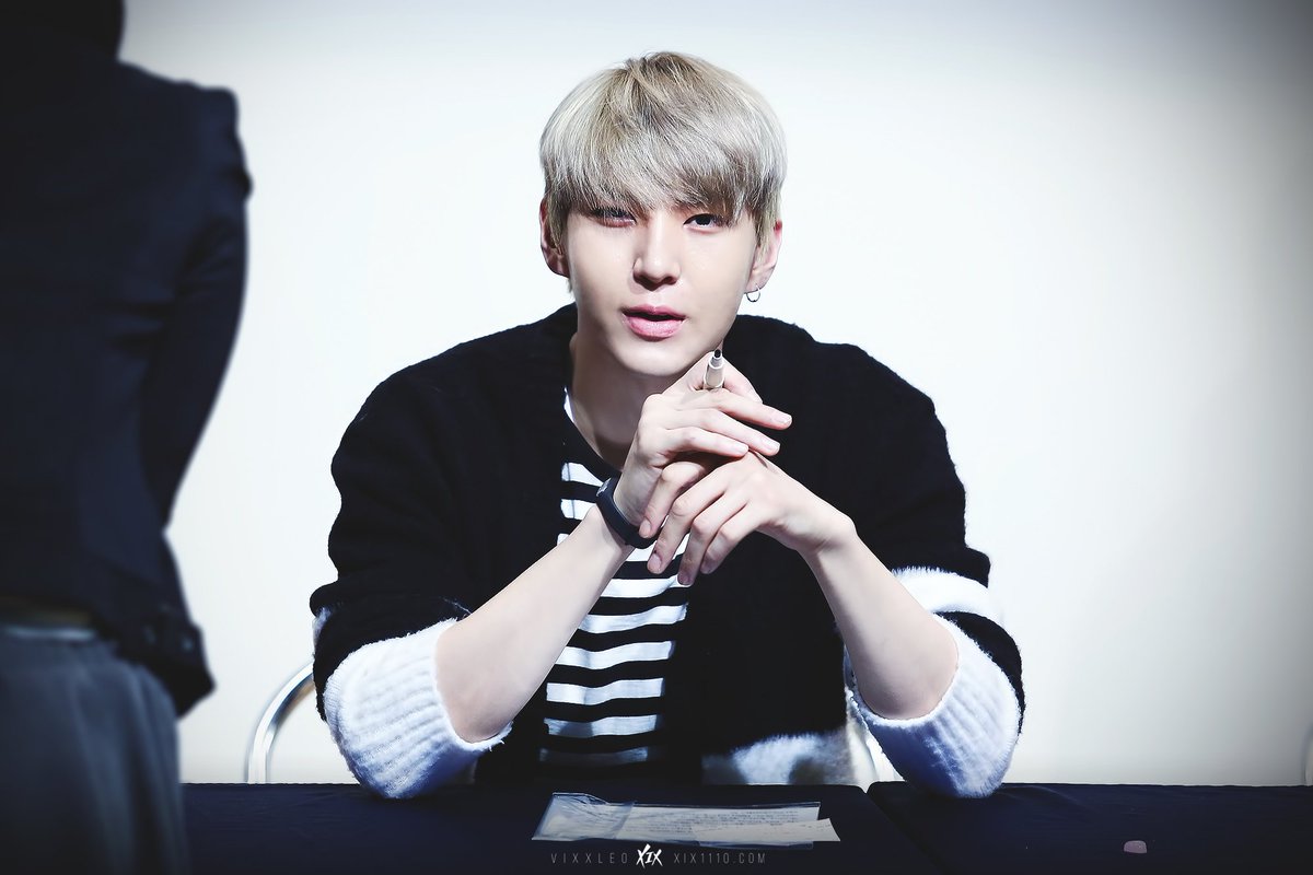 XIX1110's tweet photo. 151217 종로 팬사인회 #VIXX #LEO #택운 @JUNGTW_LEO 심장 폭격 8ㅅ8 https://t.co/J77nzgoFhx https://t.co/g7v84MEshb https://t.co/VadXUkiD8Z