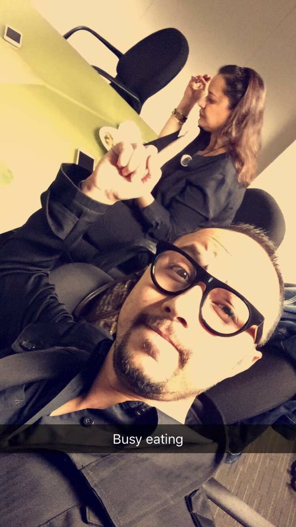 NOMIANSARI's tweet photo. My dearest Diva friend @andleebXPOZE #busyeating https://t.co/bvBDjq8aLT