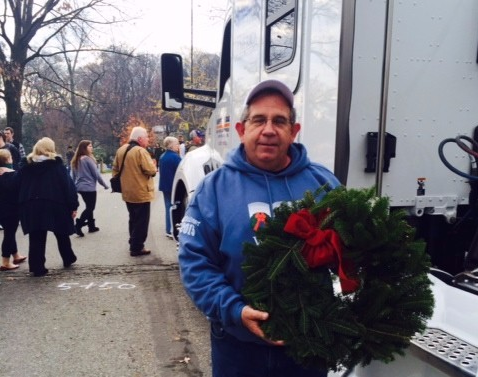 OverdriveUpdate's tweet photo. Trucking industry helps make Wreaths Across America a success: https://t.co/B7vh6TVLnu https://t.co/leO1QLKCMd