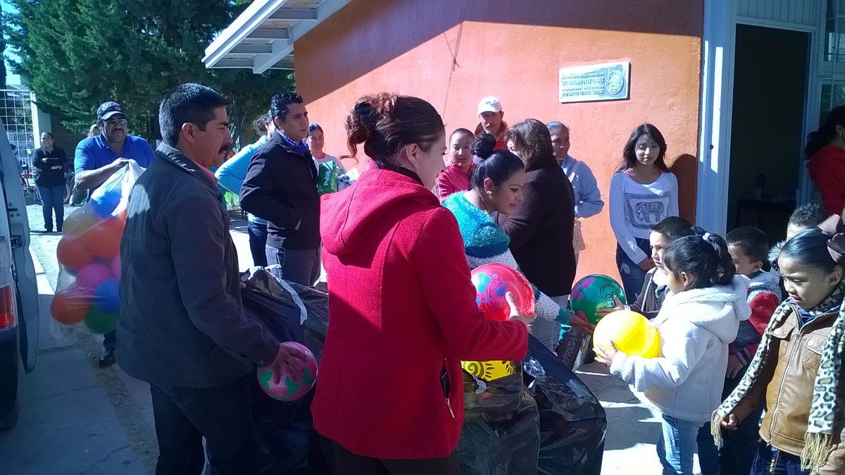 Cecytea llevando sonrisas a los niños de la primaria Lázaro Cárdenas.  #pelotón2015