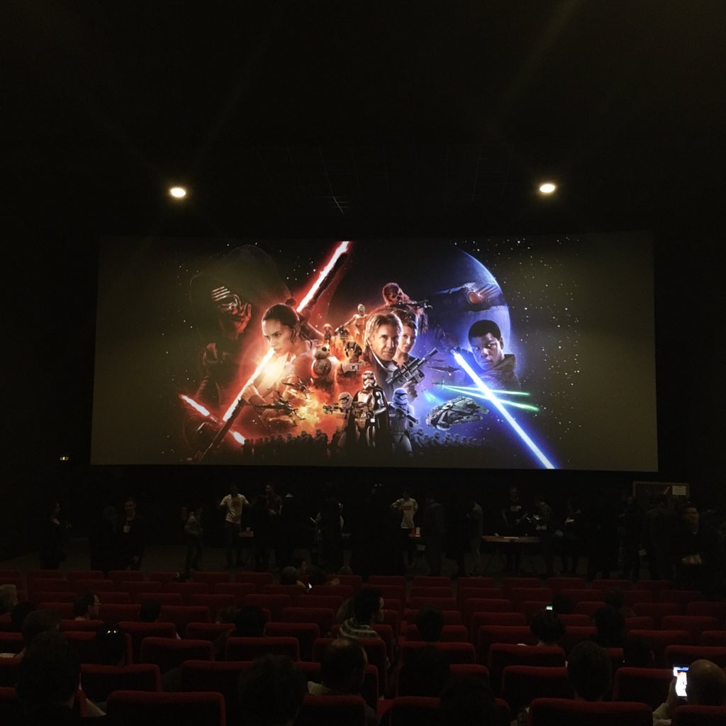 lqviolette's tweet photo. getting ready #StarWarsTheForceAwakens #OnePlusCinema https://t.co/KaaARgkCDI