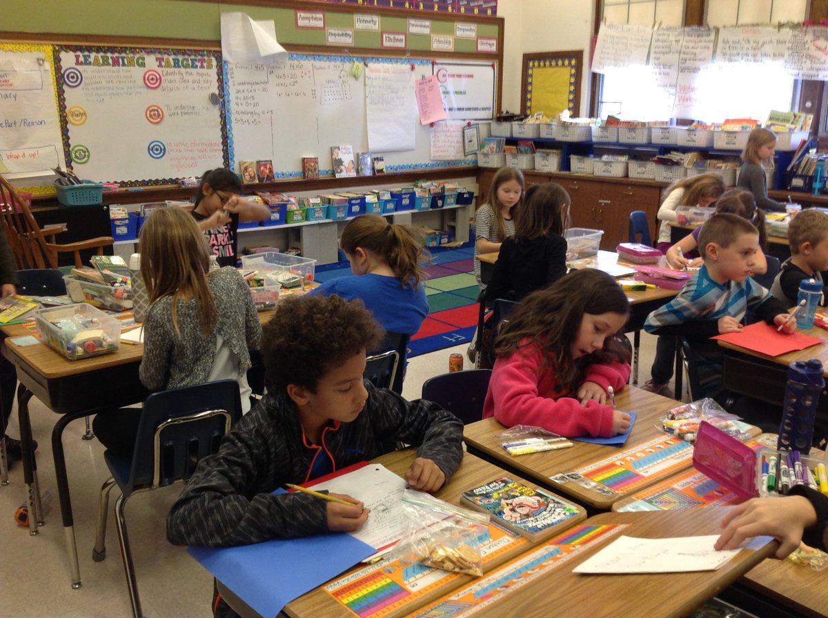 heyjude_99's tweet photo. Day 16 Lincoln 3rd graders writing positive messages #BeKindFor25 https://t.co/EI4I8r8XIC